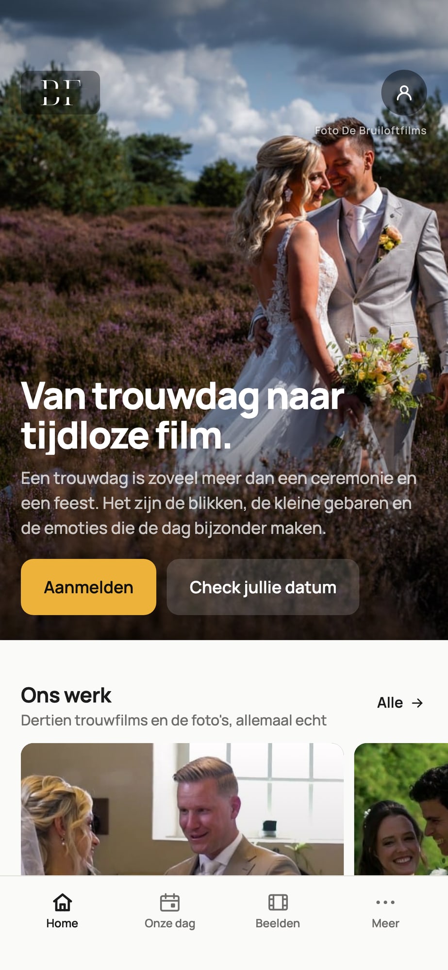 Beginscherm van de app met een bruidspaar op de heide, de woorden Van trouwdag naar tijdloze film en de knoppen Aanmelden en Check jullie datum